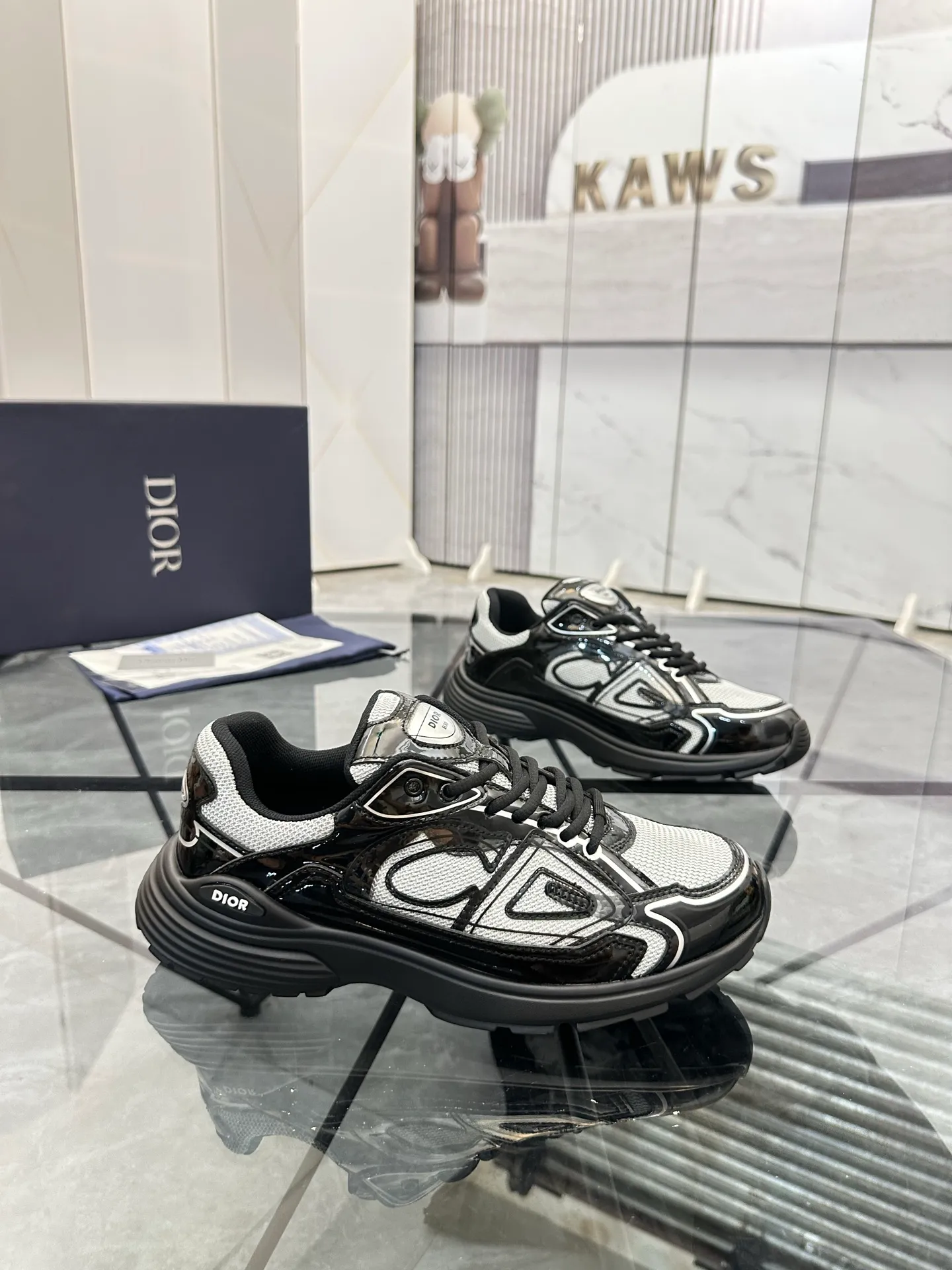 Men's shoes: 💰P400¥ Available in Guangzhou Product trademark: Dior* "Dior*" low-top casual shoes Regular size: 35-46 (can be customized to 47) Couple style Product materials: Upper imported cowhide stitched with original fabric, breathable lining, ultra-light foam original outsole. No.: 007